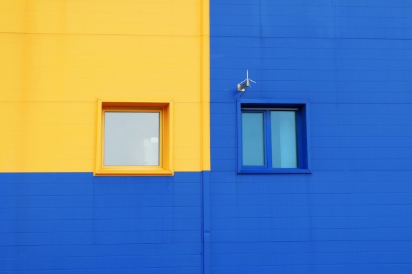 Яркие цвета для деревянного фасада здания