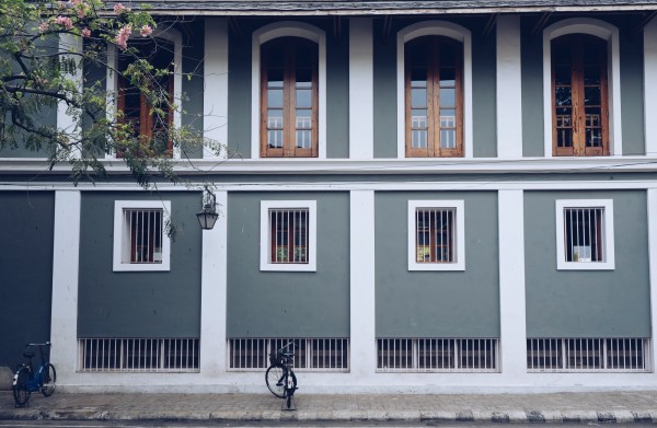 Серый фасад жилого дома